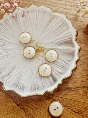 Bouton blanc nacré et corolle dorée