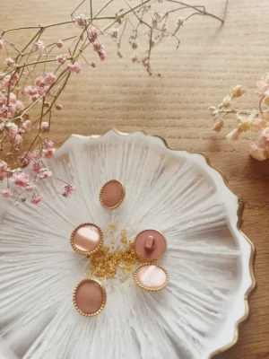 Bouton rose poudré brillant et doré