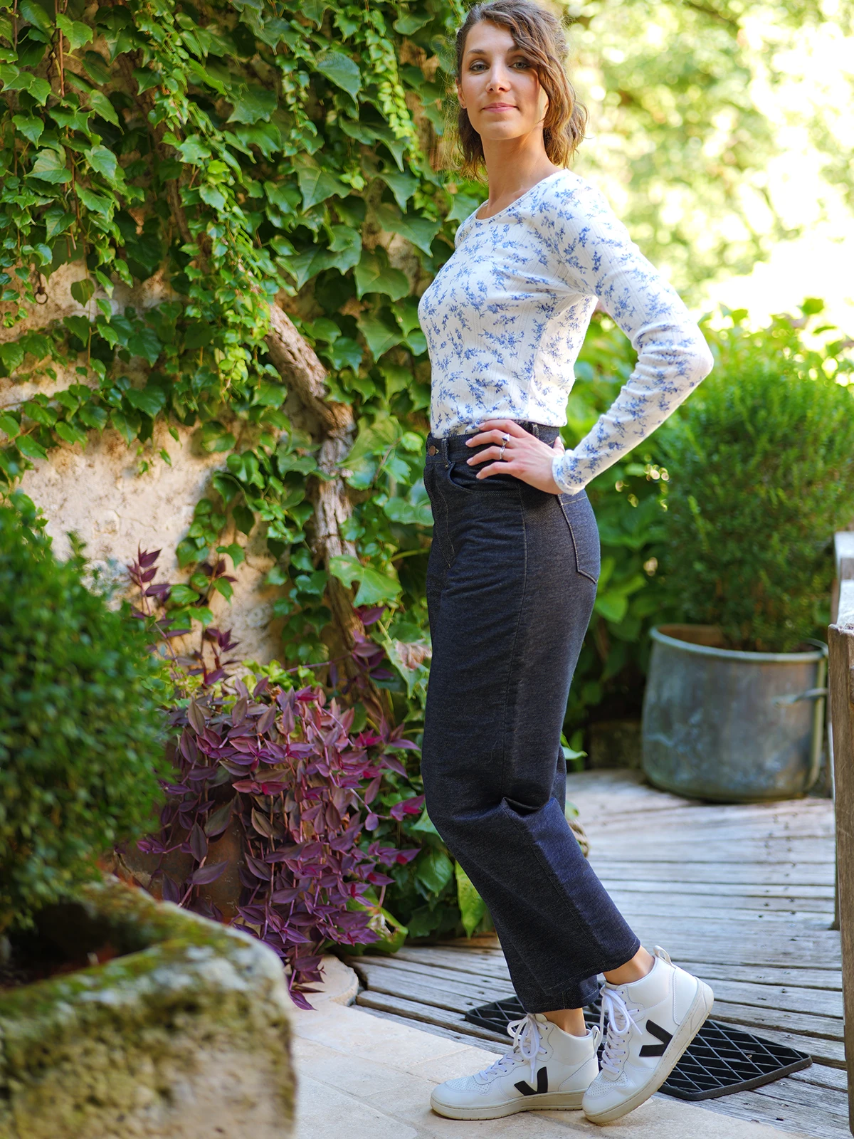 Jean brut et tee-shirt fleuri, collection automne 2026 Ancea Paris
